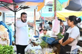 Wali Kota Padang Fadly Amran Meninjau Pedagang di Pasar Raya Padang, Kamis (30/7/2026)