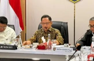 Ketua Satgas PRR Tito Karnavian dan Menteri PKP Maruarar Sirait saat rapat koordinasi mengenai huntap di Posko Nasional Satgas PRR. (humas)