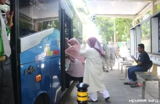 Masyarakat Memanfaatkan Trans Padang Sebagai Alat Transportasi Massal dan Ekonomis (*)