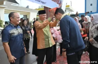 Gubernur Sumatera Barat, Mahyeldi pasangkan deta pada Irjen Pol Djati Wiyoto Abadhy di VIP Bandara Internasional Minangkabau (BIM), Padang Pariaman, Ahad. Deta adalah penutup kepala khas Minangkabau. (humas)