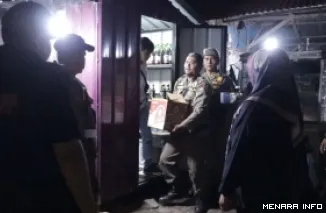 Satpol PP Padang Mengamankan Miras Ilegal dari Sebuah Warung Sast Melakukan Patroli Malam, Rabu (22/7/2026)