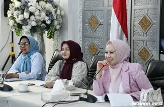 Ketua TP-PKK Kota Padang, Dian Puspita Fadly Amran (Baju Pink)