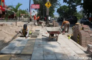 Pengerjaan Trotoar di Jalan Agus Salim Padang, Minggu (19/7/2026)