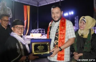 Wali Kota Padang Fadly Amran Melepas Delegasi DPD SatuPena Mengikuti Safari Puisi Empat Negara, Selasa (28/7/2026)