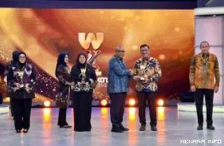 Wamenaker, Afriansyah Noor saat serahkan penghargaan pada acara Anugerah Kinerja Unggul dan Tata Kelola Layanan Publik Warta Kota Awards 2026 di Jakarta, Senin. (humas)