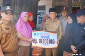 Wakil Wali Kota Padang Maigus Nasir Menyerahkan Bantuan Kepada Korban Kebakaran di Kecamatan Lubuk Begalung, Selasa (7/7/2026)