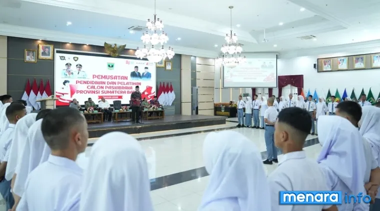 Gubernur Sumatera Barat, Mahyeldi berikan arahan dan pesan saat membuka Diklat Calon Pasukan Pengibar Bendera Pusaka (Paskibraka) Provinsi Sumbar Tahun 2026 di Auditorium Gubernuran, Sabtu. (humas)