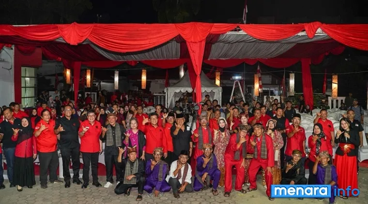 Ketua PDIP Sumatera Barat, Alex Indra Lukman bersama Bonie Triyana (DPP PDIP), Halida Hatta (putri Bung Hatta) pada pagelaran Pekan Bung Hatta di Padang Ahad malam. (humas)