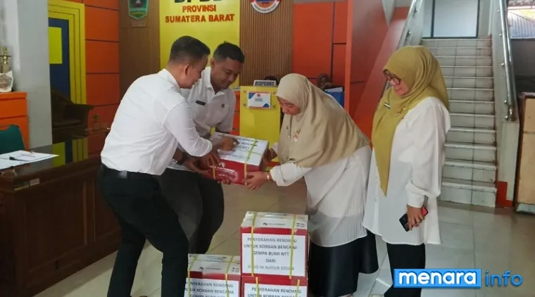 Perwakilan RSUD M Natsir Solok, mengantarkan bantuan untuk korban gempa NTT berupa rendang yang diterima staf BPBD Sumbar, Rabu. (humas)