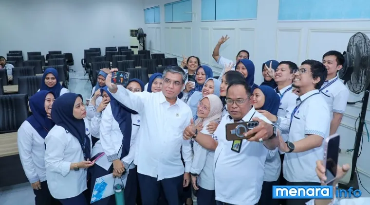 Menteri Ketenagakerjaan (Menaker) Yassierli berswafoto dengan pegawai Balai K3 Makassar di Kota Makassar, Sulawesi Selatan, Selasa. (humas)
