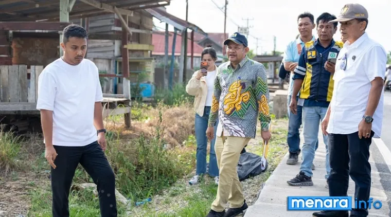 Wakil Gubernur Sumatera Barat, Vasko Ruseimy dan jajaran, tinjau pengerjaan pemantapan jalan nasional di Nagari Talang, Kabupaten Solok, Ahad sore. (humas)
