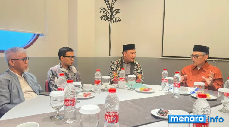Anggota Komisi X DPR RI, Abdul Fikri Faqih menerima audiensi Forum PKBM Kabupaten Tegal dalam kegiatan reses DPR RI Masa Persidangan V Tahun Sidang 2025-2026. (humas)