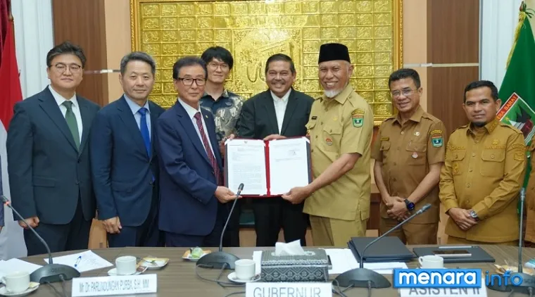 Gubernur Sumatera Barat, Mahyeldi saat menyerahkan balasan Letter of Intent (LOI) pada Shin Chang Aun, Chairman KARC, di Ruang Rapat Istana Gubernuran , Selasa (11/8/2026). (humas)