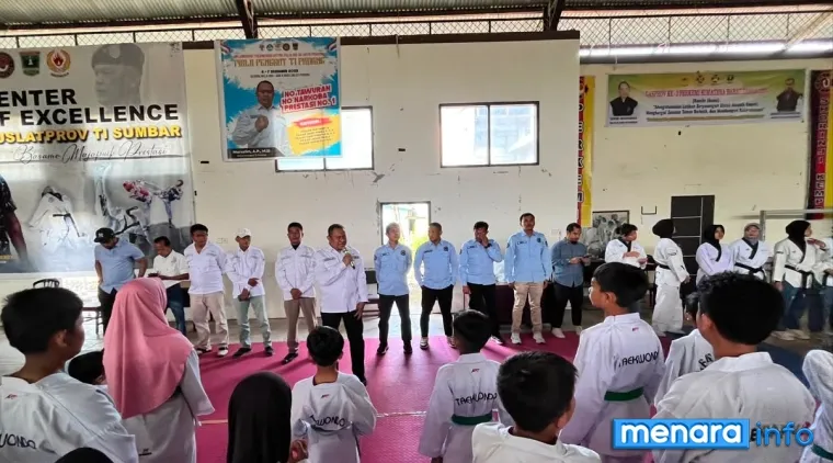 Ketua Umum Pengkot TI Padang, Mursalim berikan arahan pada taekwondoin yang akan mengikuti Ujian Kenaikan Tingkat (UKT) Geup 2 (sabuk merah) di GOR H Agus Salim Padang, Ahad. (humas)