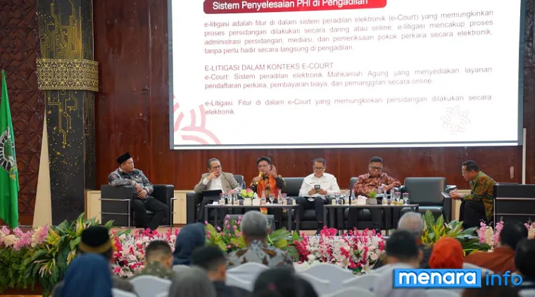Menteri Ketenagakerjaan, Yassierli bersama narasumber lainnya, pada Konferensi Nasional Hukum Ketenagakerjaan yang digelar Fakultas Hukum Unand bersama BPJS Ketenagakerjaan di Kampus Unand Limau Manis, Kamis. (humas)