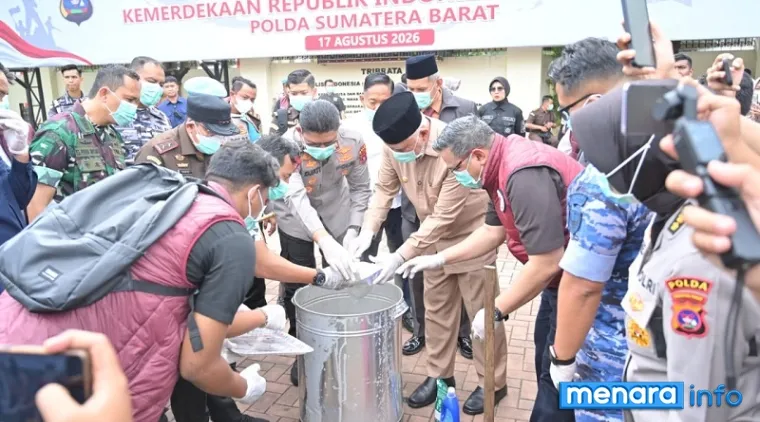 Gubernur Sumatera Barat, Mahyeldi beserta jajaran Forkopimda lakukan pemusnahan Narkoba usai Konferensi Pers Pengungkapan Kasus Narkotika dan Pemusnahan Barang Bukti di Halaman Mapolda Sumatera Barat, Selasa. (humas)