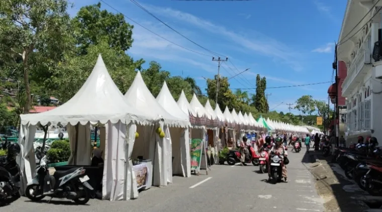 Suasana Bazar UMKM di Kawasan Batang Arau Dalam Rangka Memeriahkan HJK Padang ke-357, Sabtu (8/8/2026)