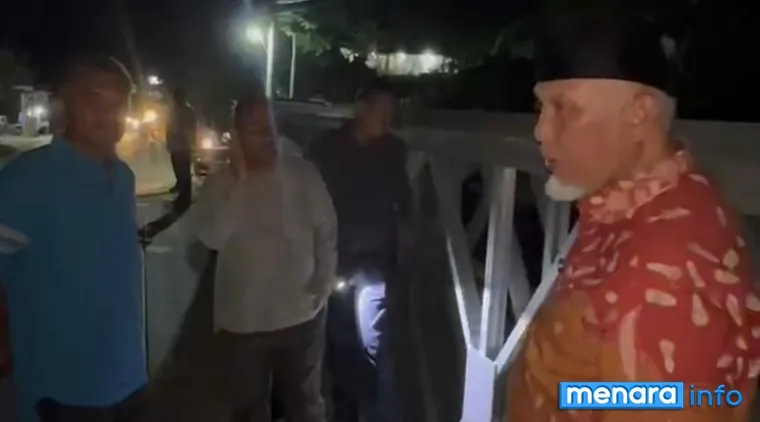 Gubernur Sumbar, Mahyeldi berdialog dengan warga terdampak banjir di Kota Padang, Senin malam. (humas)