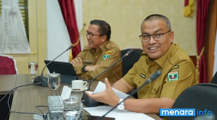 Sekdaprov Sumatera Barat, Arry Yuswandi memimpin Rapat tentang Percepatan NCH bersama OPD terkait lingkup Pemprov Sumatera Barat di Ruang Rapat Istana Gubernuran, Selasa (11/8/2026). (humas)