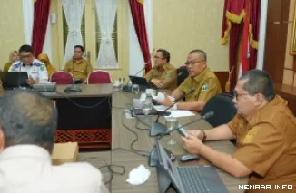 Kepala Dinas Pemberdayaan Masyarakat dan Desa (Kadis PMD) Provinsi Sumbar, Yozawardi Usama Putera saat mendampingi Sekdaprov Sumbar, Arry Yuswandi dalam rapat koordinasi tim percepatan NCH di gubernuran, Selasa. (humas)