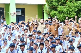 Wali Kota Padang Fadly Amran Didampingi Kepala Dinas Pendidikan dan Kebudayaan Yopi Krislova Berfoto Bersama Siswa-Siswi SMP 3 Padang, Senin (31/8/2026)