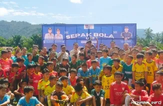 Kepala Dinas Pemuda dan Olahraga Kota Padang Eka Putra Buhari Bersama Para Peserta Wali Kota Cup U-12 (*)