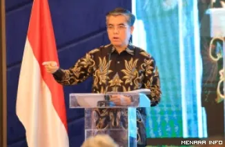 Menaker Yassierli saat memberikan Kuliah Umum di Universitas Muhammadiyah Kendari, Sulawesi Tenggara, Rabu. (humas)