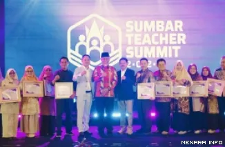 Gubernur Sumbar, Mahyeldi foto bersama dengan penerima penghargaan pada acara Sumbar Teacher Summit 2026--Seminar dan Workshop Pendidikan "Energy of Teacher," Kamis. (humas)