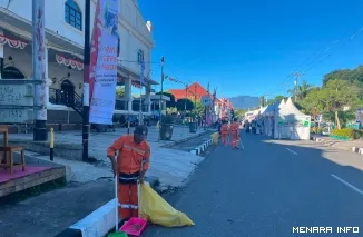 Petugas DLH Membersihkan Kawasan Batang Arau yang Menjadi Salah Satu Lokasi Penyelenggara HJK Padang ke -357(*)