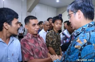 Menteri Ketenagakerjaan (Menaker) Yassierli dialog dengan penyandang disabilitas saat mengunjungi Balai Perluasan Kesempatan Kerja (BPKK) Kendari, Sulawesi Tenggara, Rabu. (humas)