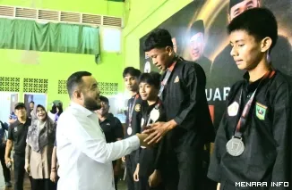 Wali Kota Padang Menyerahkan Medali Kepada Pemenang Kejuaraan Pencak Silat Wali Kota Cup II Tahun 2026, Sabtu (15/8/2026)