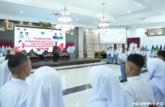 Gubernur Sumatera Barat, Mahyeldi berikan arahan dan pesan saat membuka Diklat Calon Pasukan Pengibar Bendera Pusaka (Paskibraka) Provinsi Sumbar Tahun 2026 di Auditorium Gubernuran, Sabtu. (humas)