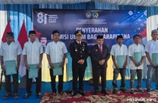 Bupati Agam Benni Warlis Didampingi Ka Lapas IIB Lubuk Basung Budi Suharto Bersama Enam Warga Binaan yang Menerima Remisi Bebas Pada Peringatan HUT RI ke-81, Senin (17/8/2026)