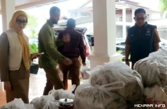 Asisten III Setdako Padang Corri Saidan Bersama Kepala Dinas Sosial Eri Sendjaya Memantau Bantuan Logistik untuk Korban Banjir di Padang (*)