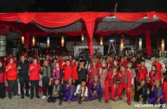 Ketua PDIP Sumatera Barat, Alex Indra Lukman bersama Bonie Triyana (DPP PDIP), Halida Hatta (putri Bung Hatta) pada pagelaran Pekan Bung Hatta di Padang Ahad malam. (humas)