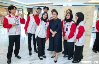 Ketua DPR RI, Puan Maharani berswafoto dengan Parja DPR Terbaik Terbaik 2024 dan 2025 di Gedung DPR, Kompleks Parlemen, Senayan, Jakarta, Rabu. (humas)