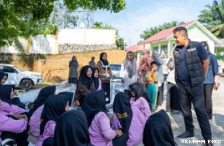 Wakil Gubernur Sumbar, Vasko Ruseimy berdialog dengan siswa salah satu sekolah beberapa waktu lalu. (humas)