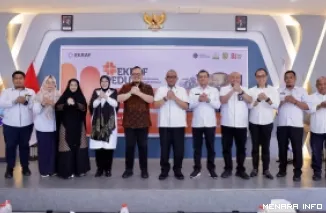Wakil Menteri Ketenagakerjaan, Afriansyah Noor bersama jajaran, foto bersama usai pembukaan Workshop Teknis Menjahit Pakaian Ready to Wear dalam rangka percepatan rehabilitasi dan rekonstruksi pascabencana Sumatera di Banda Aceh, Rabu. (humas)
