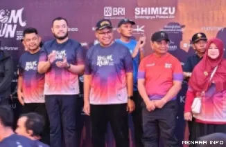 Sekdaprov Sumbar, Arry Yuswandi bersama Wako dan Wawako Padang serta pengurus IKASMANTRI, pada seremonial pembukaan race day BOM Run 2026 yang mengambil posisi start di kawasan Danau Cimpago Pantai Padang, Ahad pagi. (humas)