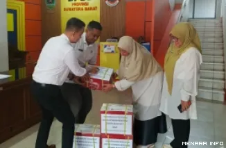 Perwakilan RSUD M Natsir Solok, mengantarkan bantuan untuk korban gempa NTT berupa rendang yang diterima staf BPBD Sumbar, Rabu. (humas)