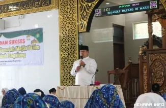 Camat Lubuk Begalung Ikrar Prakasa Saat Menghadiri Khatam Al-Qur'an Jamaah Majelis Taklim se-Kecamatan Lubuk Begalung di Masjid Al-Muttaqin, Kelurahan Pagambiran Ampalu Nan XX, Sabtu (22/8/2026).