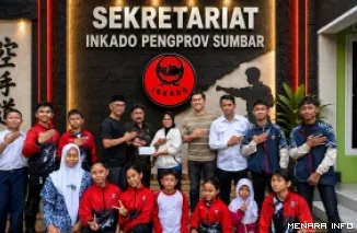 Ketua Harian Inkado Sumbar, Sensei Ulya bersama Shihan Jasman (sesepuh), Nofrizal (Sekretaris Umum) dan Martinel Prihastuti serta karateka yang akan diterjunkan di ajang Kejurwil The Arena of Maestro X Andalas Open Karate Championship 2026, Kamis.