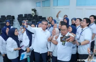 Menteri Ketenagakerjaan (Menaker) Yassierli berswafoto dengan pegawai Balai K3 Makassar di Kota Makassar, Sulawesi Selatan, Selasa. (humas)