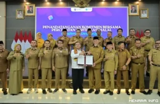 Gubernur Sumbar, Mahyeldi bersama Kepala BPJPH RI, Ahmad Haikal Hasan foto bersama peserta Rakor Kepala Daerah se-Sumatera Barat di Auditorium Gubernuran Sumbar, Selasa (4/8/2026). (humas)