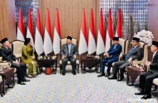 Ketua DPR RI, Puan Maharani bersama pimpinan DPR MPR serta secretariat, menjamu Presiden Prabowo Subianto di transit room jelang Rapat Paripurna Pembukaan Masa Sidang I Tahun 2026-2027, Jumat sore. (humas)