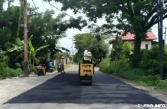 Alat berat Milik Dinas PUPR Padang Sedang Melakukan Patching di Salah Satu Ruas Jalan di Kota Padang (*)
