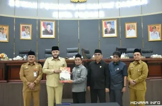 Wali Kota Padang Fadly Amran Bersama Ketua DPRD Padang Muharlion Seusai Rapat Paripurna KUA-PPAS, Senin (31/8/2026)