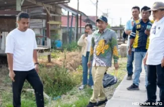 Wakil Gubernur Sumatera Barat, Vasko Ruseimy dan jajaran, tinjau pengerjaan pemantapan jalan nasional di Nagari Talang, Kabupaten Solok, Ahad sore. (humas)