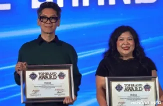 Head of Marketing PT ICI Paints Indonesia (AkzoNobel Decorative Paints Indonesia), Nina Melisa Pelawi dengan penghargaan Top Brand Award 2026 yang diselenggarakan Frontier bersama Majalah Marketing. (humas)
