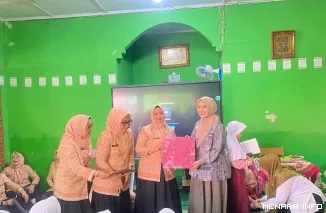 Ketua DWP Kota Padang, Nova Raju Minropa, Saat Pelaksanaan Program DWP Mengajar, Rabu (12/8/2026)